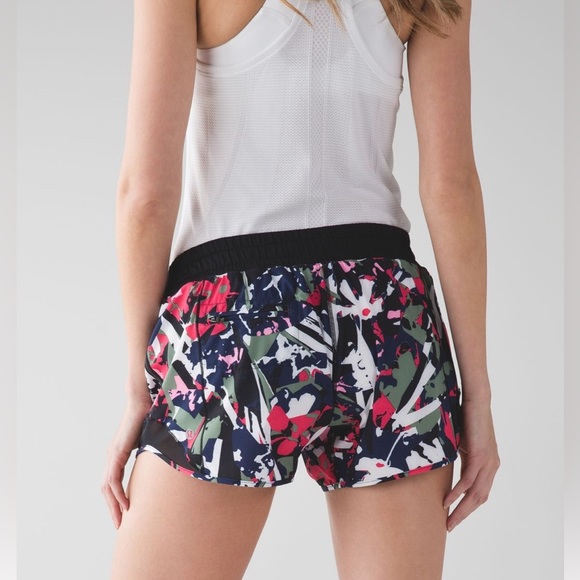 Rare!!! Lululemon Hotty Hot Short (Long) 4” Sz8
Pop Cut Boom Juice Multi/ Black - Picture 2 of 13